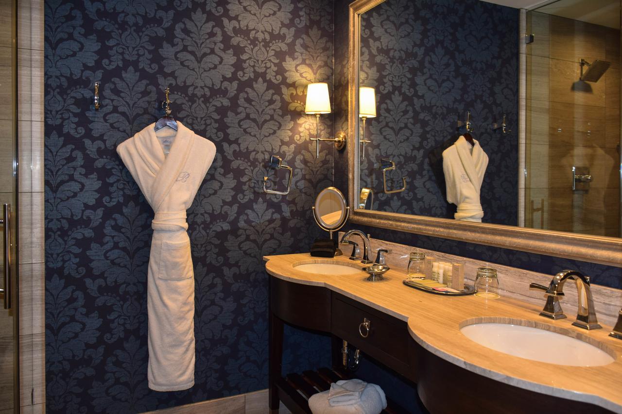 La Banque Hotel Homewood Экстерьер фото