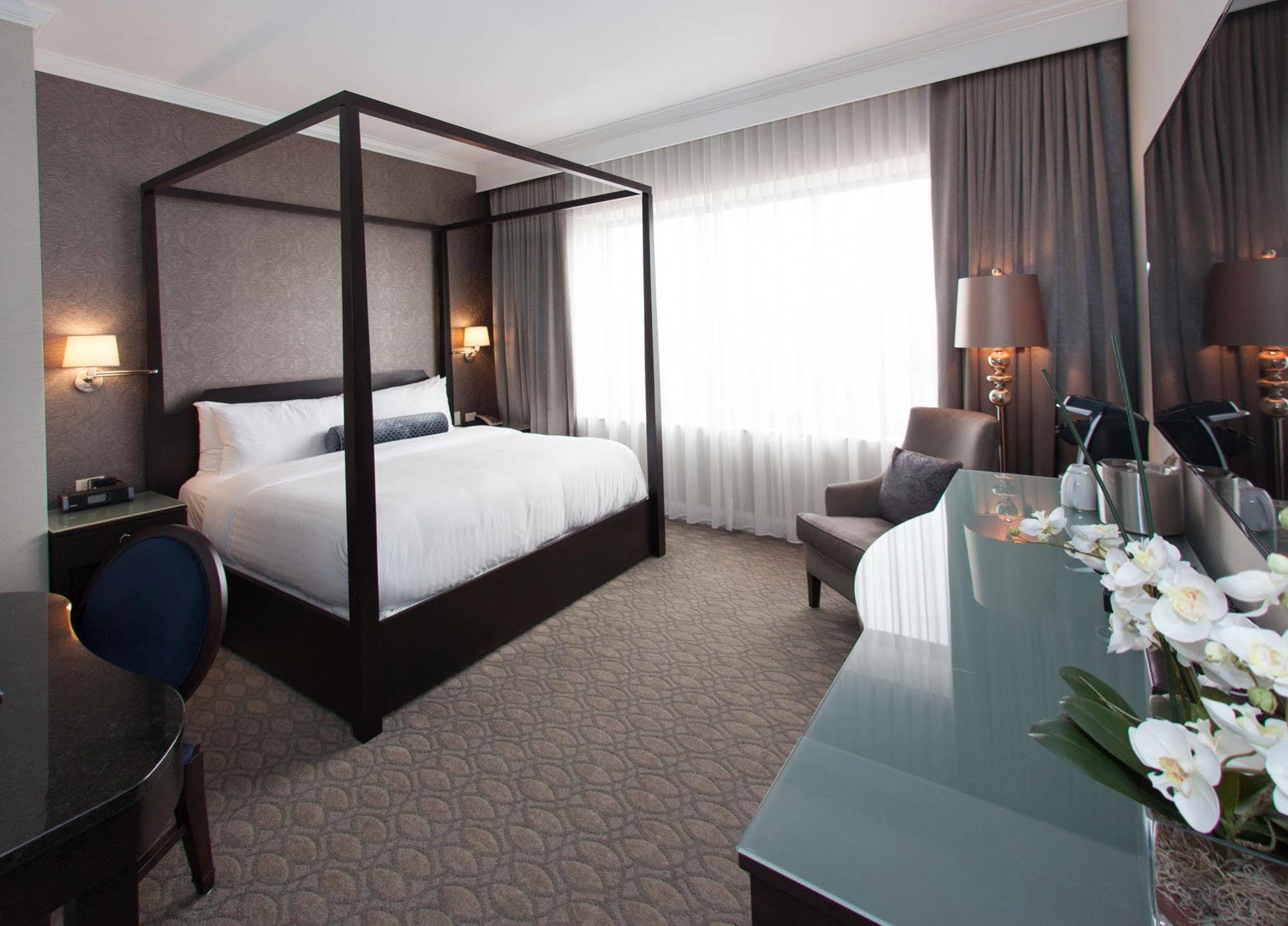 La Banque Hotel Homewood Экстерьер фото